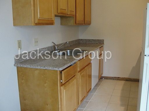 3rd image of 975 Sandra Ct