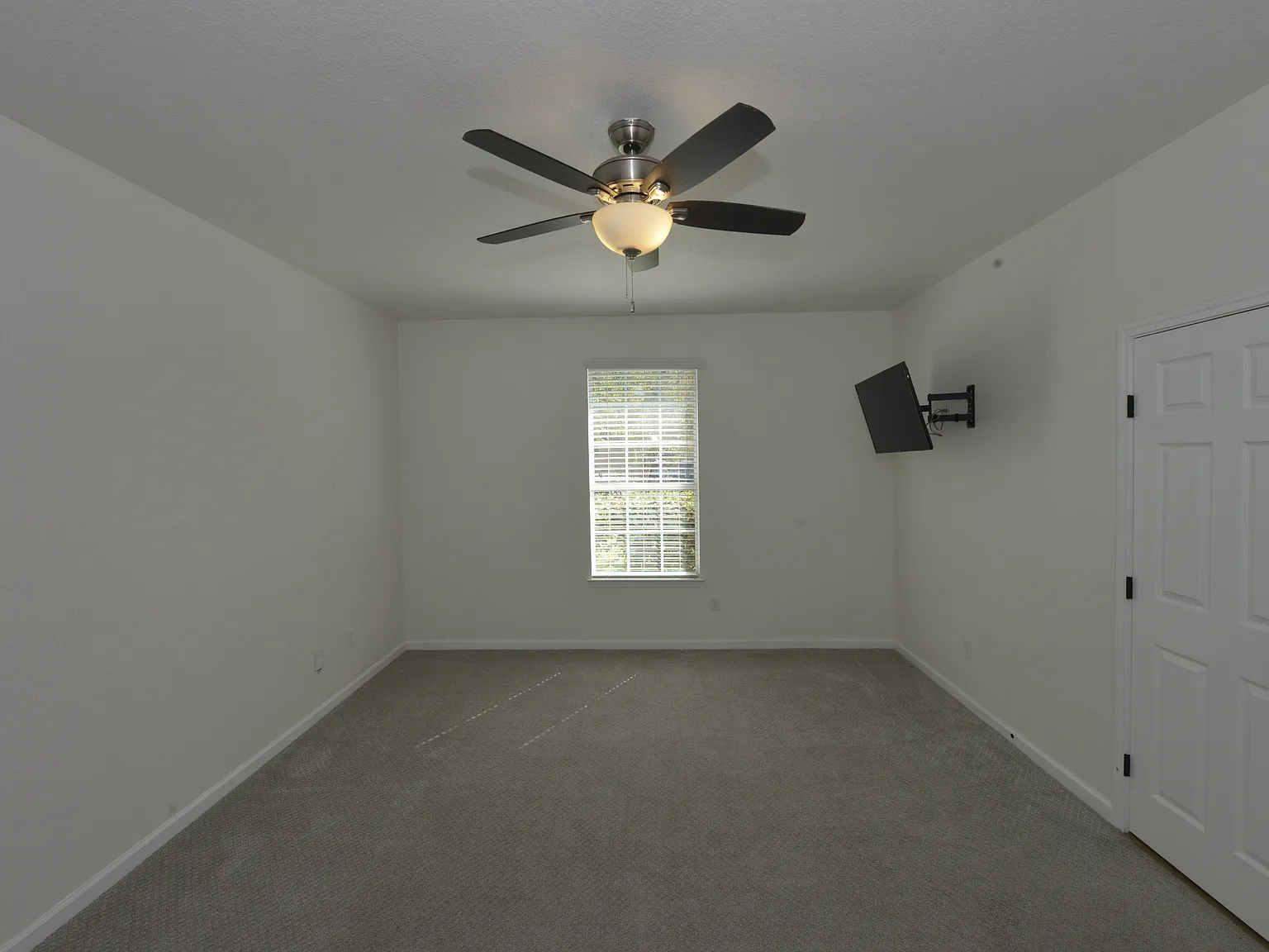 3 bed, 1895 sqft, $2,150 — Photo 3