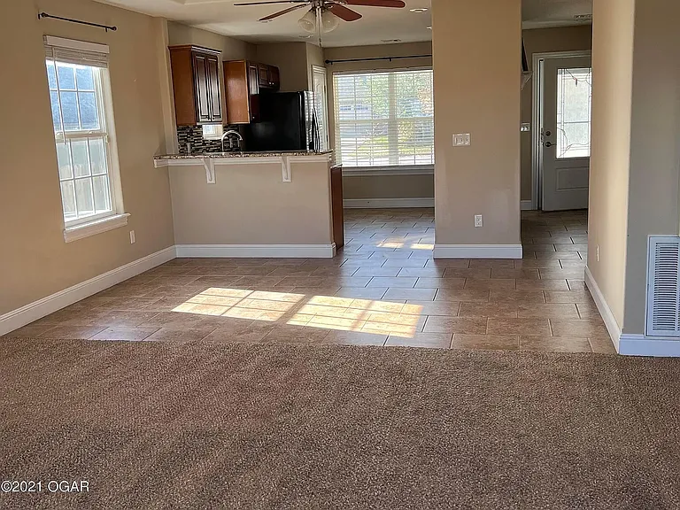 2523 Empire Ave — Photo 5