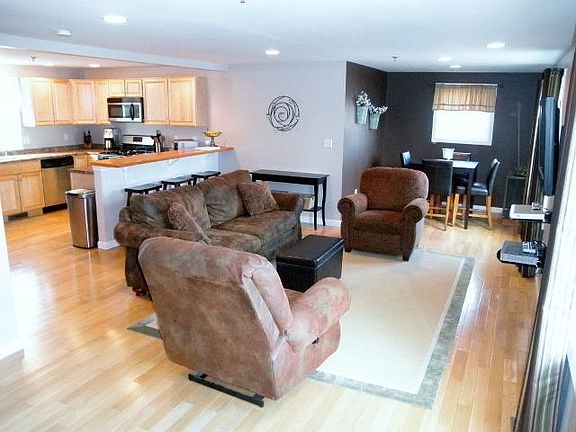 5th image of 192 Kinsley St APT 3