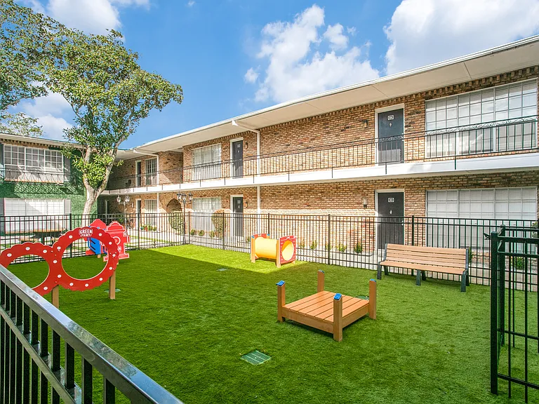 Bellaire Oaks Apartments — Photo 33