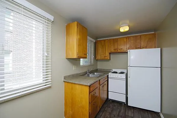New Broadmoor — Photo 15