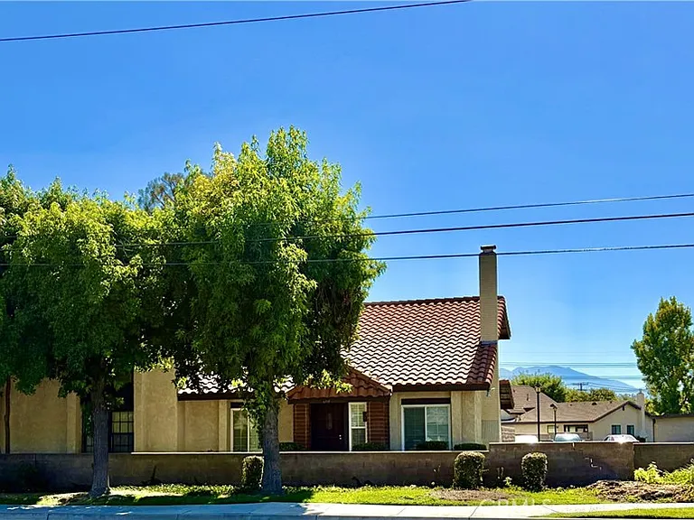 10717 Mountain View Ave — Photo 1
