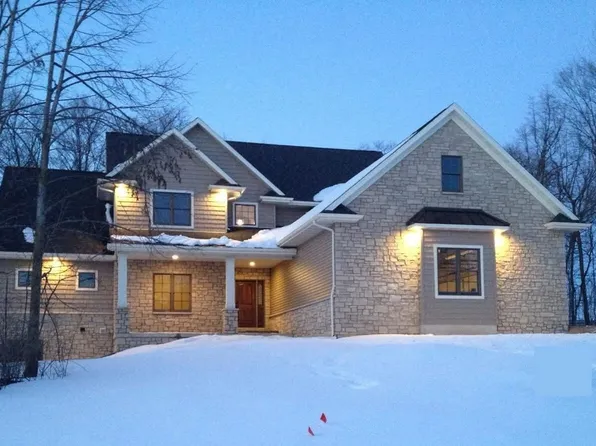 1387 Radcliff Rd, Neenah, WI 54956