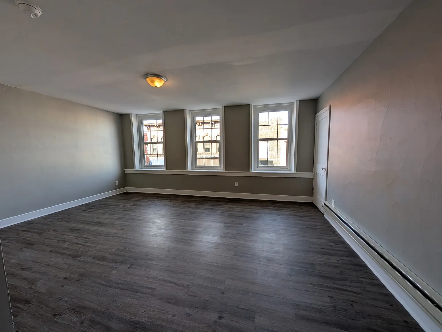 Two Bedroom, 1 Bathroom Apartment — Photo 2