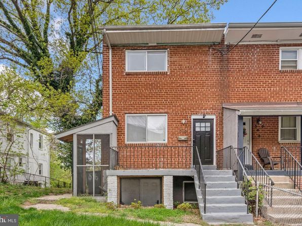576 49th Pl NE