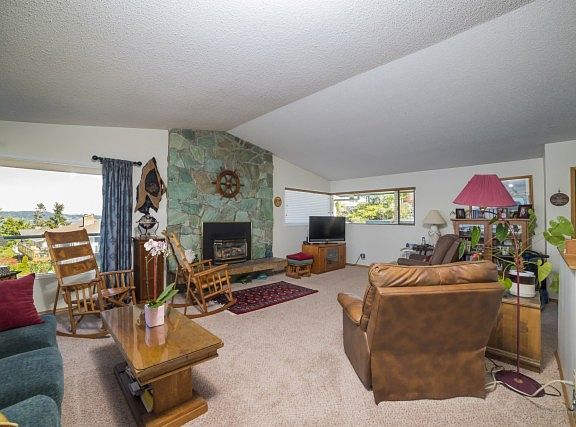 3rd image of 901 Rocky Point Dr