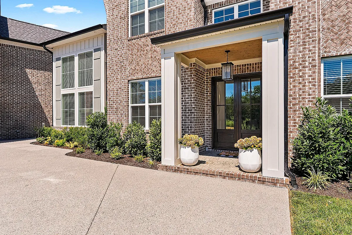 5 bed, 4.5 bath, 5200 sqft, $8,500 — Photo 4