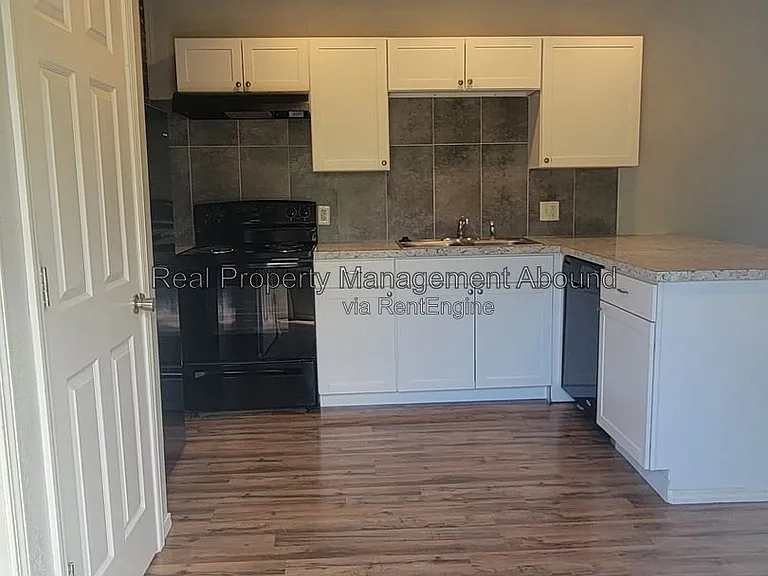 727 S Olympia Ave — Photo 4