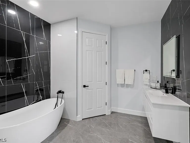 2419 Country Club Blvd — Photo 32