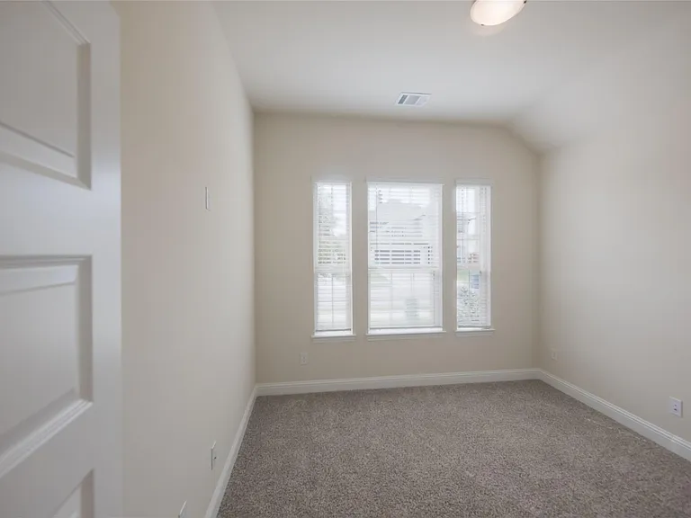 2504 Tilden Ln — Photo 11