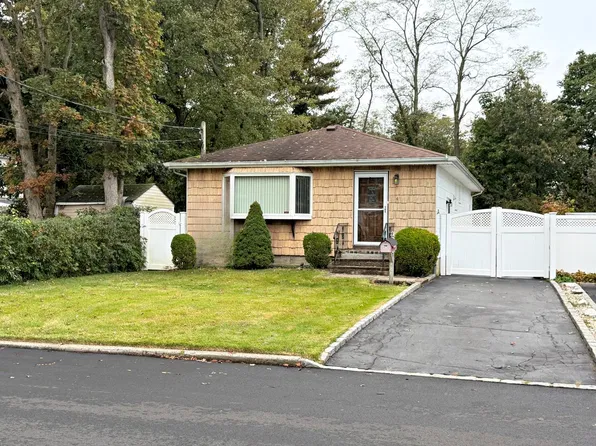 4 Westwood Ave, Deer Park, NY 11729