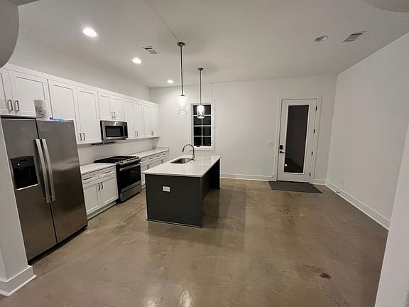 4th image of 4647 Broadwick St