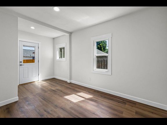 5th image of 246 NE Juniper St