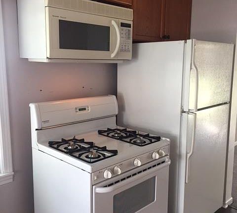 4th image of 21801 Shakespeare Ave