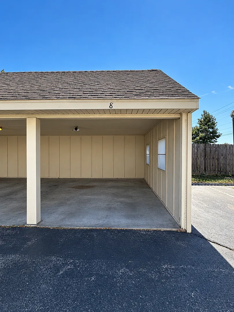 Spacious 2 Bedroom Townhouse with Covered Parking & Community Pool! — Photo 3