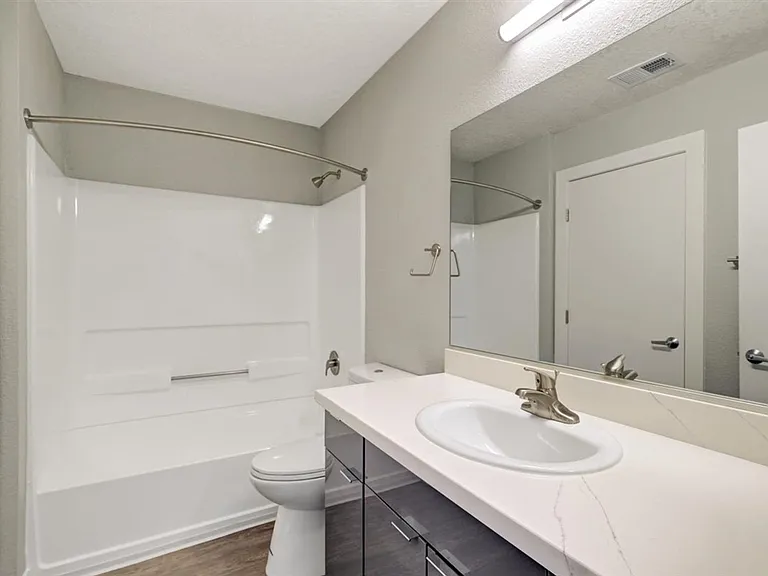 The James Apartments — Photo 26