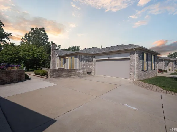 17662 Port Salem Dr, Macomb, MI 48044