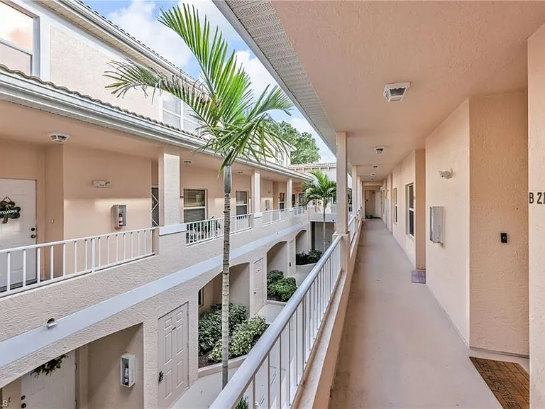 1044 Woodshire Ln #B211 — Photo 5