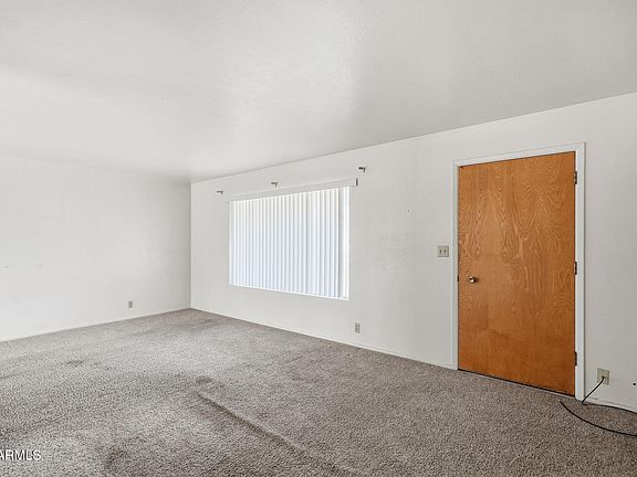 3rd image of 5325 E DES MOINES Street