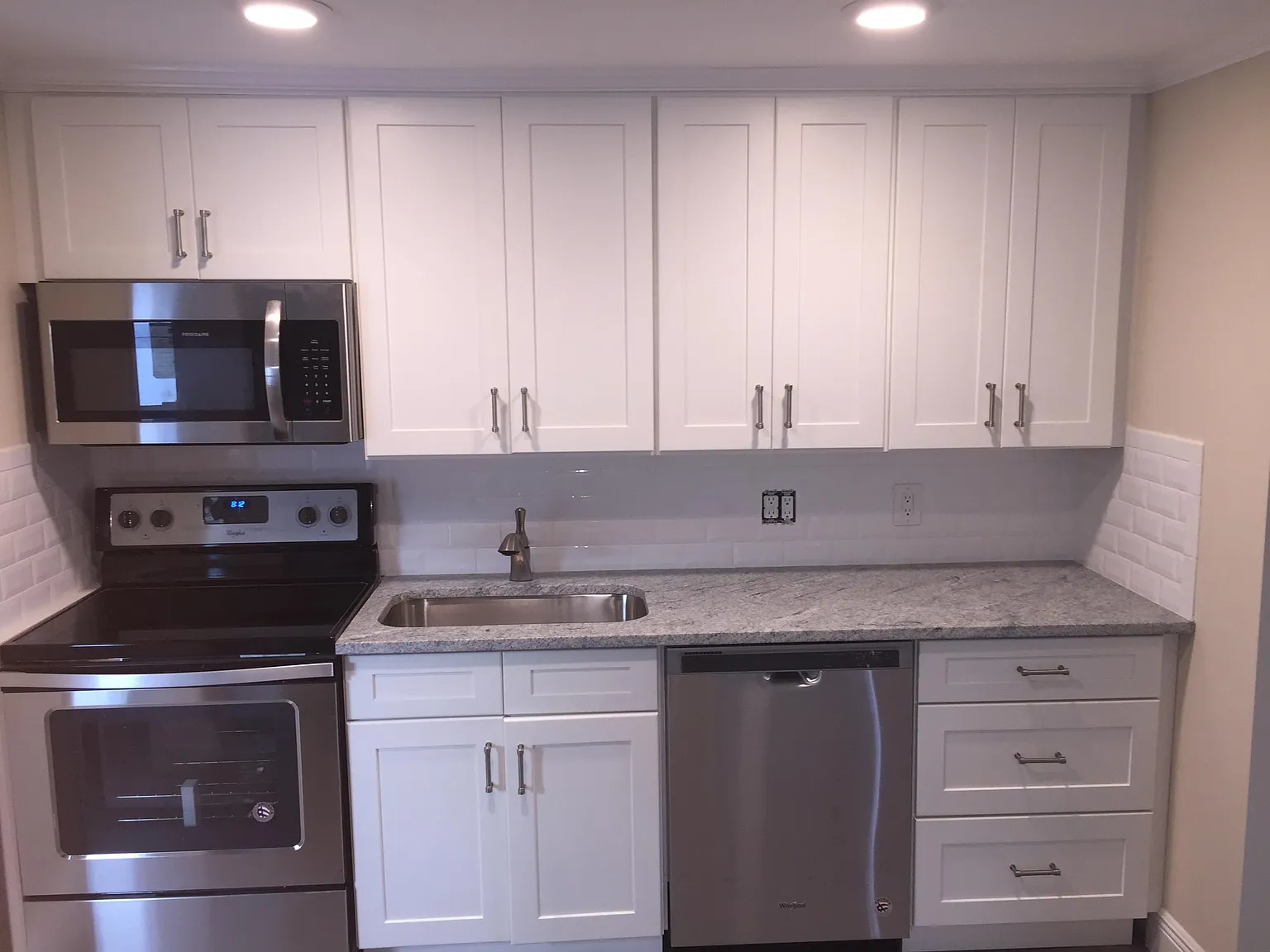 2 bed, 1.0 bath, 810 sqft, $1,900 — Photo 1
