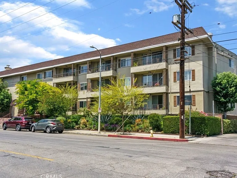 10707 Camarillo St #214 — Photo 30