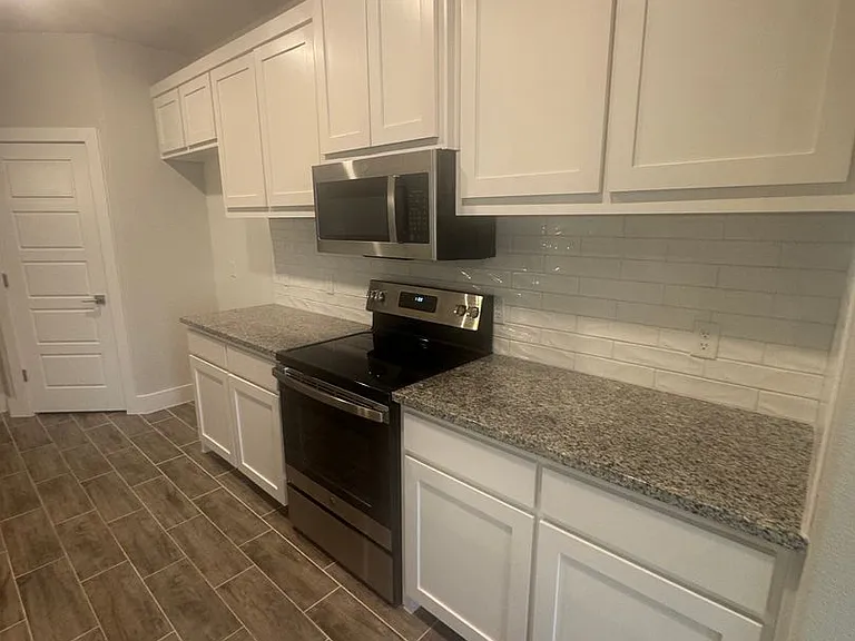 684 The Cottages Dr — Photo 8