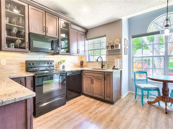 4th image of 2407 Bentley Dr