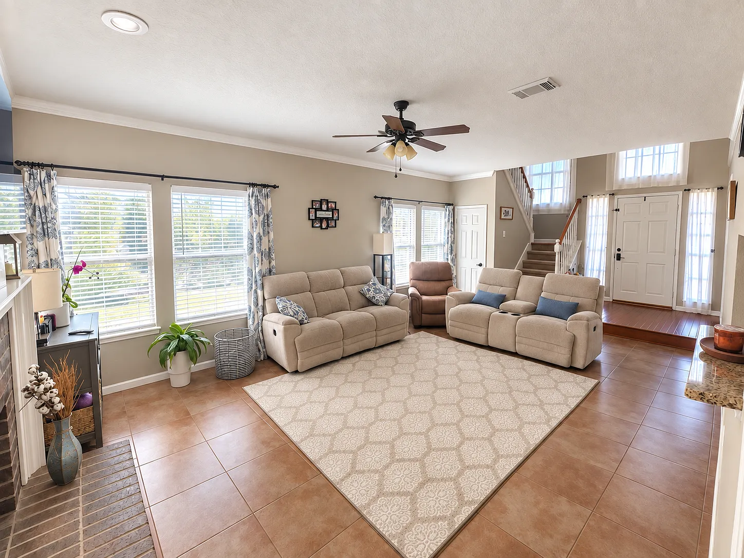 4 bed, 2.5 bath, 2027 sqft, $2,600 — Photo 4