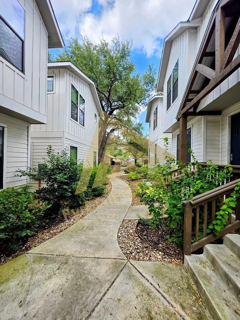 2 bed, 2.5 bath, 1257 sqft, $2,045 — Photo 2