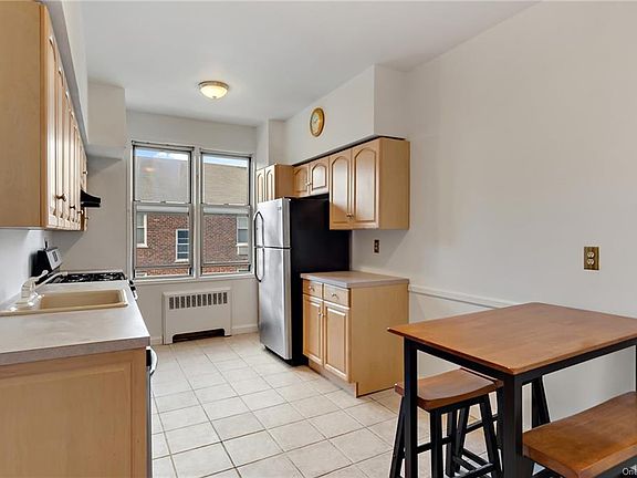 2nd image of 836 Palisade Ave APT 1A