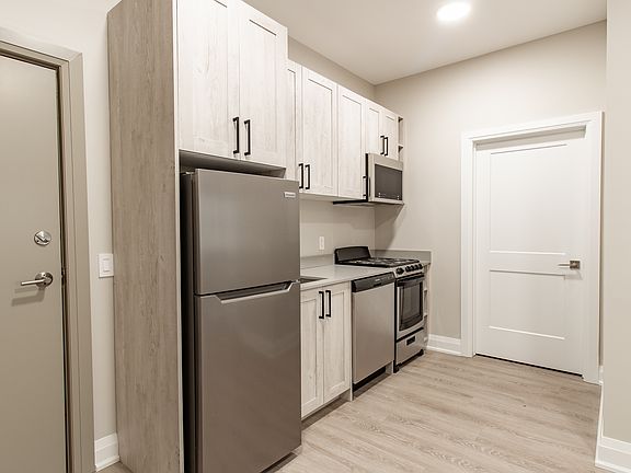 3rd image of 8 Main St W #1346788