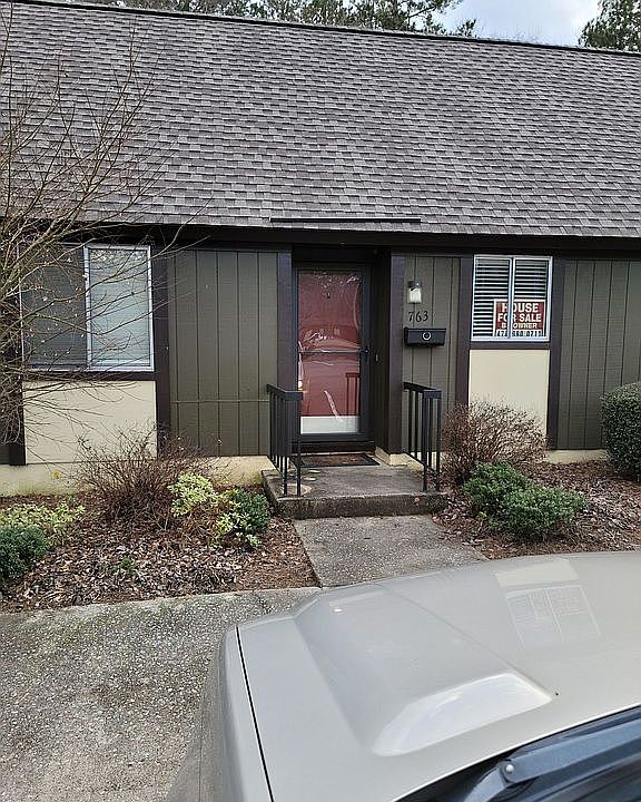 Entrance with storm door