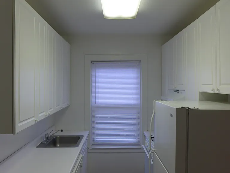 Linder/ Lawrence Apartments — Photo 16