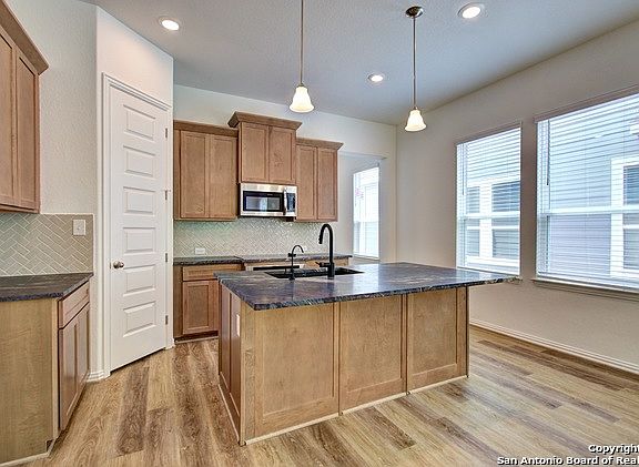 3rd image of 885 Farmhouse Trail