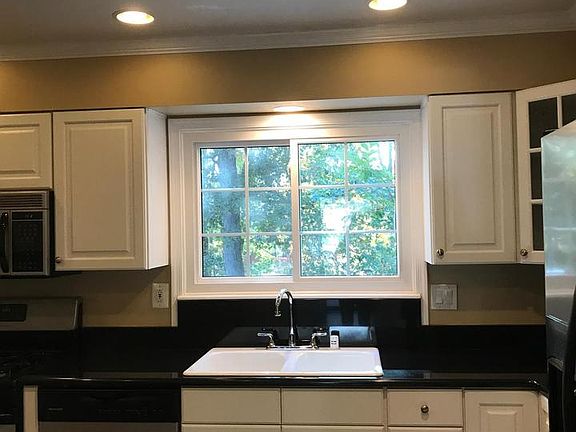 3rd image of 504 Deacon Brook Cir