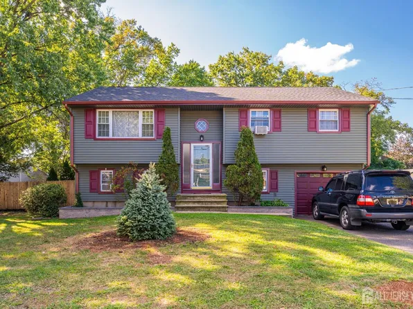 1751 Cedarwood Dr, Piscataway, NJ 08854