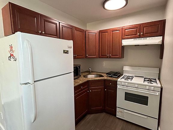 3rd image of 226 Edgegrove Ave #1