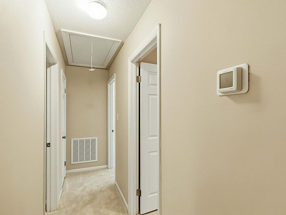5th image of 1600 Edgebrook Dr