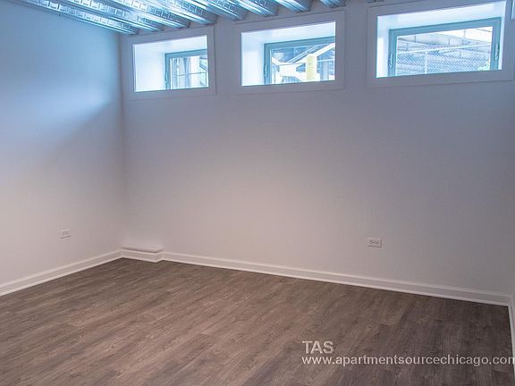 5th image of 934 W Dakin St #107