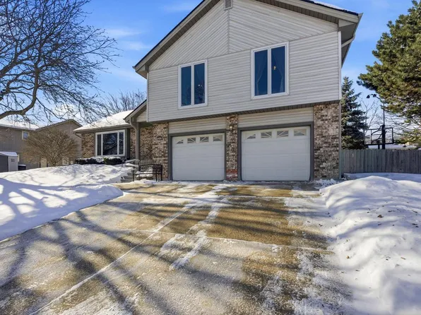 2842 Coventry LANE, Waukesha, WI 53188