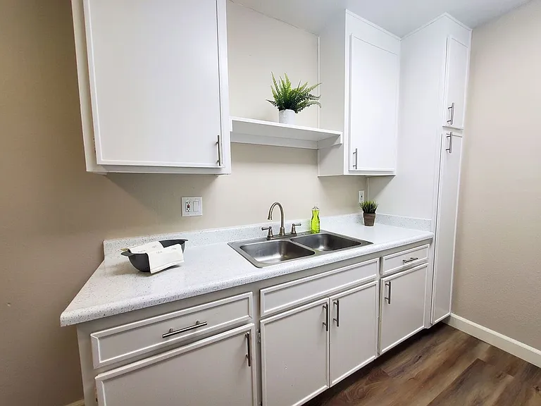 Parklane Apartments — Photo 22