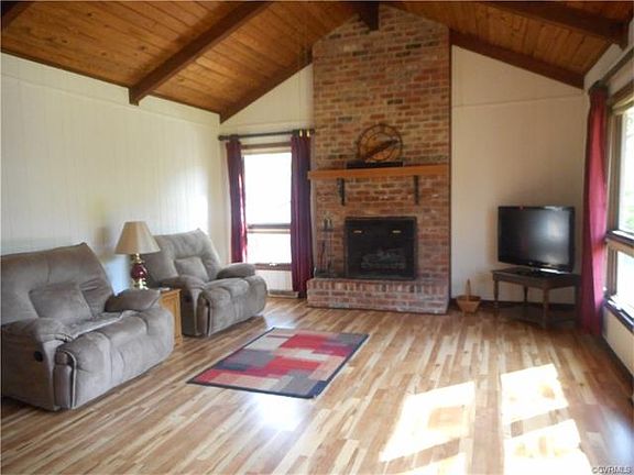 3rd image of 701 Willow Ct