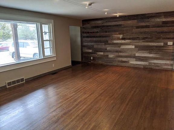 5th image of 243 W North St