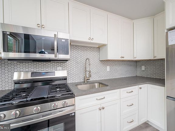 3rd image of 870 Hilton Dr