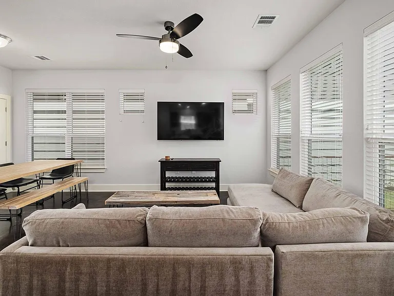 2813 Stock Dr — Photo 4