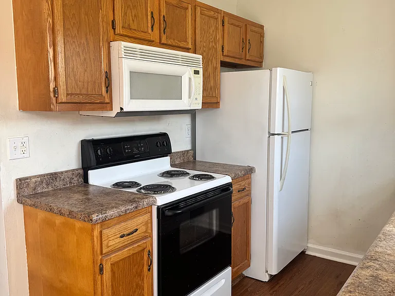 910 Weeping Willow Dr #5 — Photo 2
