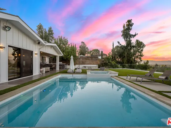 20461 Coulson St, Woodland Hills, CA 91367