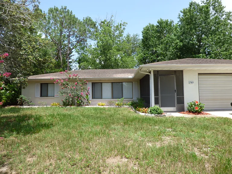 795 Sweetbrier Dr — Photo 1