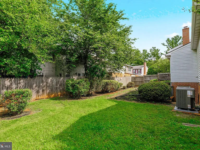 561 Tiffany Ct — Photo 36